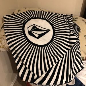 NWOT extra long volcom beach towel